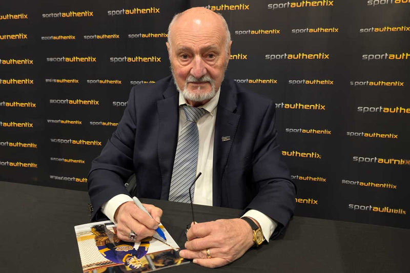 Gary Edwards signing autographs at Sport Card Expo Toronto, Mississauga, May 2026