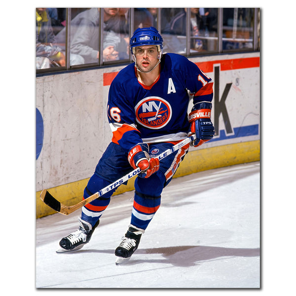 Pat LaFontaine skating in a blue New York Islanders uniform