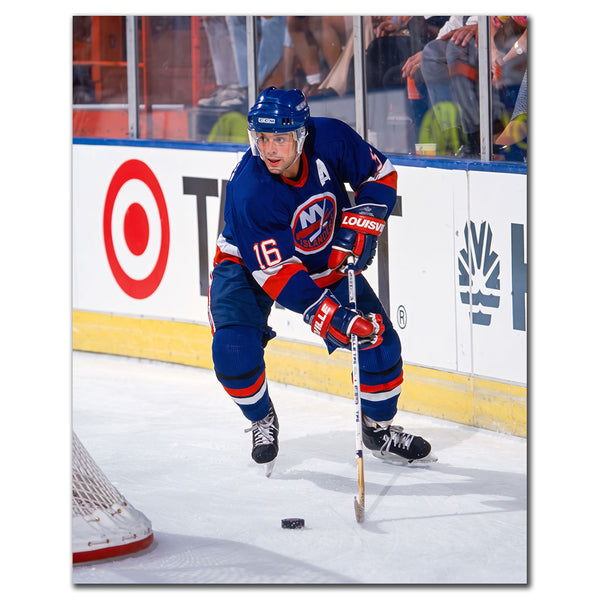 Pat LaFontaine carrying the puck in a blue New York Islanders uniform