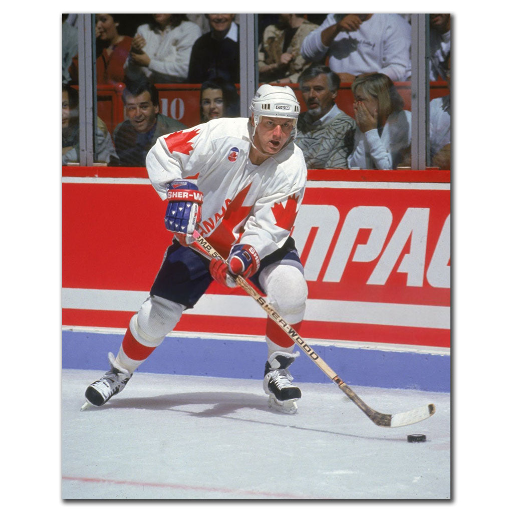 Steve Larmer carrying the puck in a white Canada Cup uniform