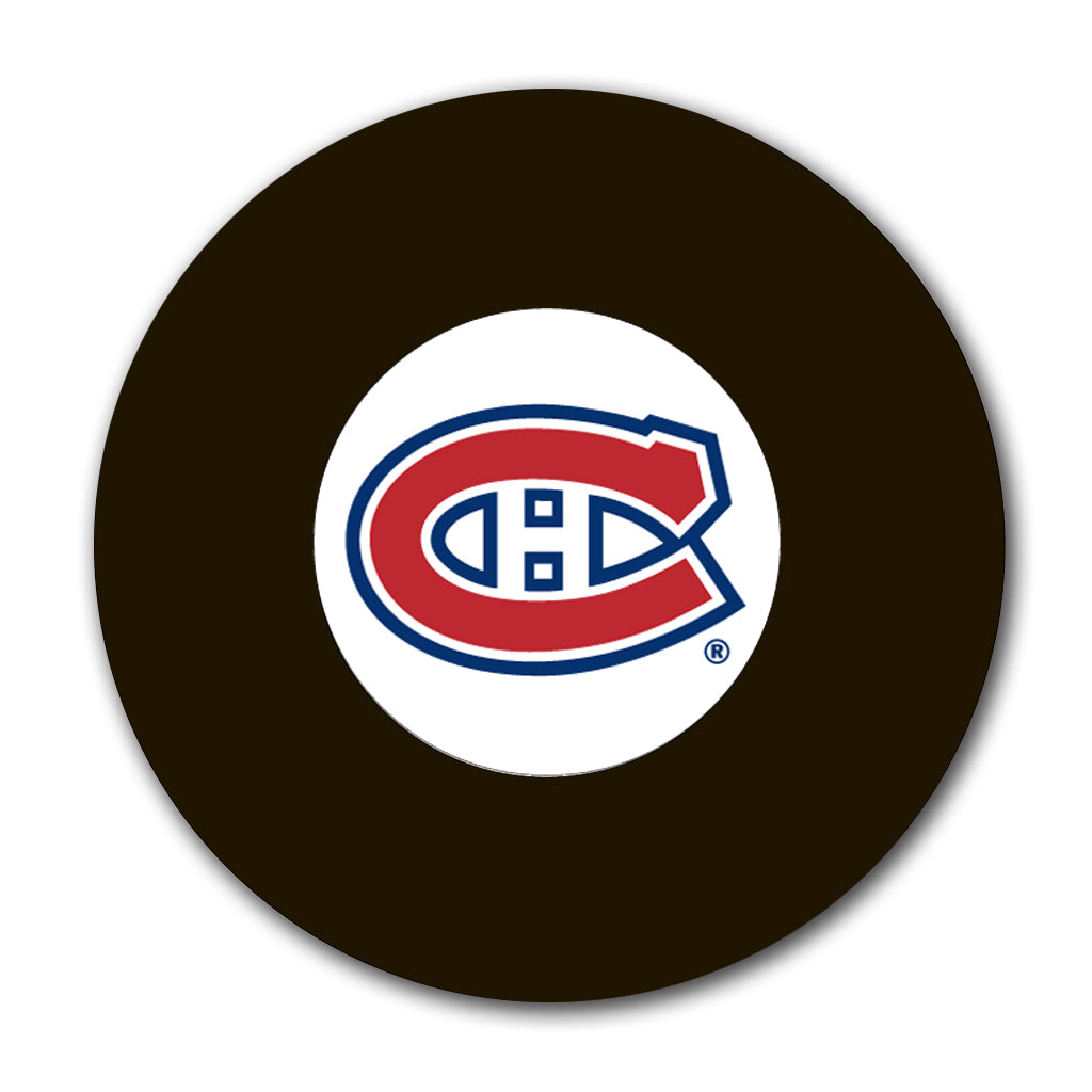 Pete Mahovlich précommande une rondelle autographiée des Canadiens de Montréal