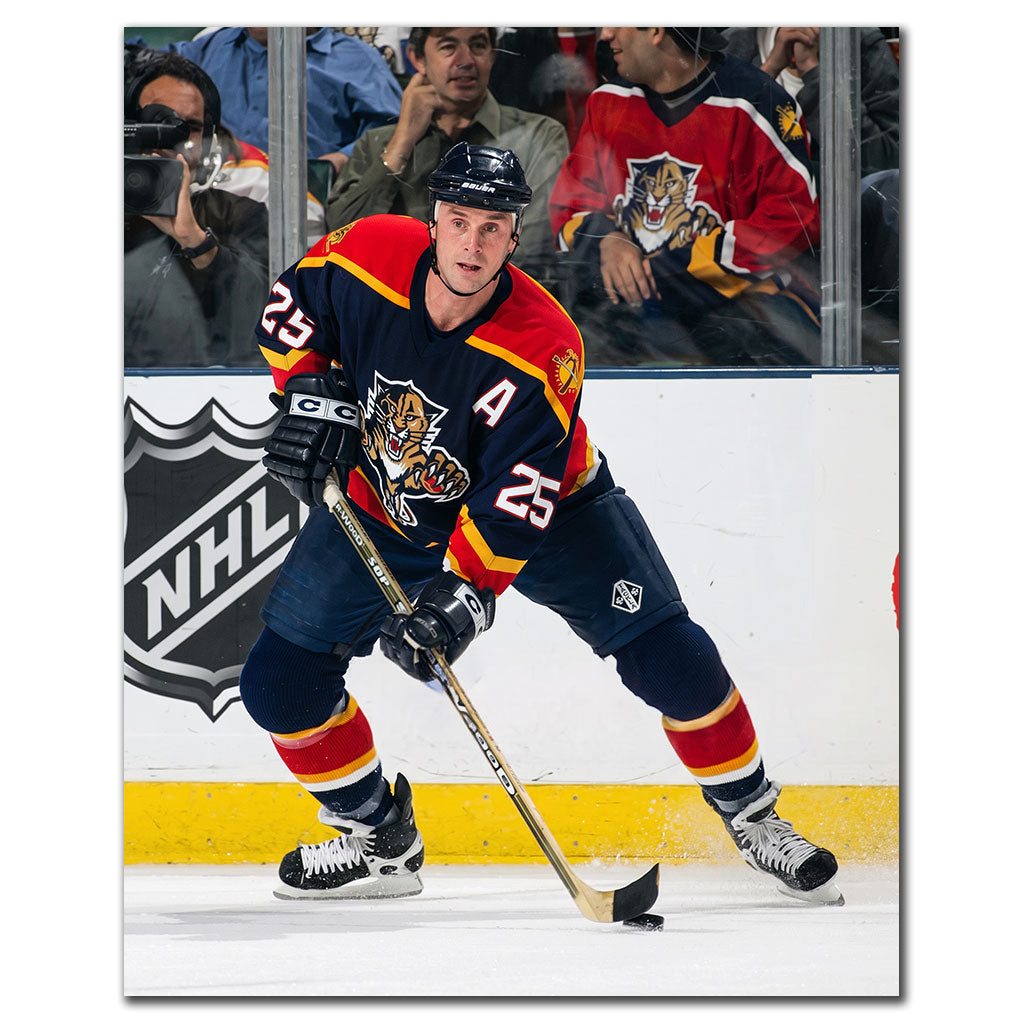 Joe Nieuwendyk wearing a Florida Panthers blue jersey during game action