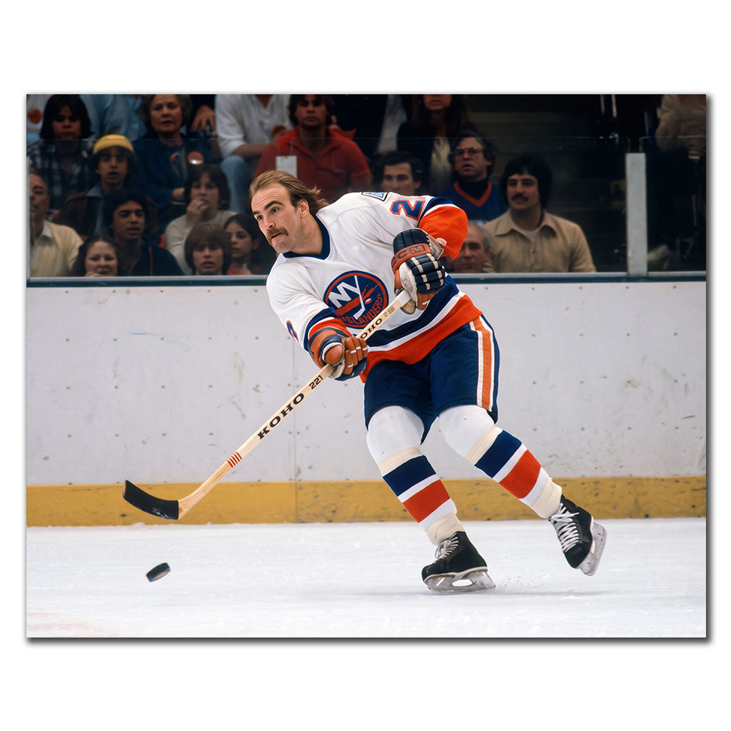 Bob Nystrom taking a shot in a white New York Islanders uniform