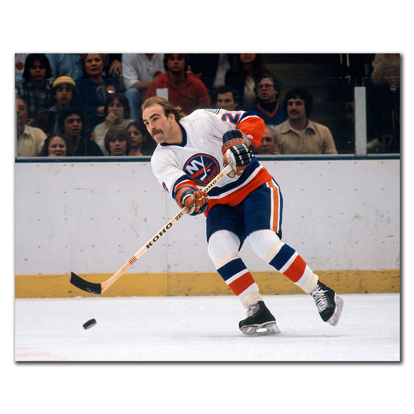 Bob Nystrom taking a shot in a white New York Islanders uniform