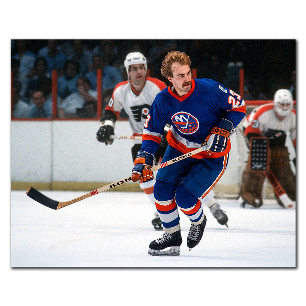 Bob Nystrom skating in a blue New York Islanders uniform against the Philadelphia Flyers