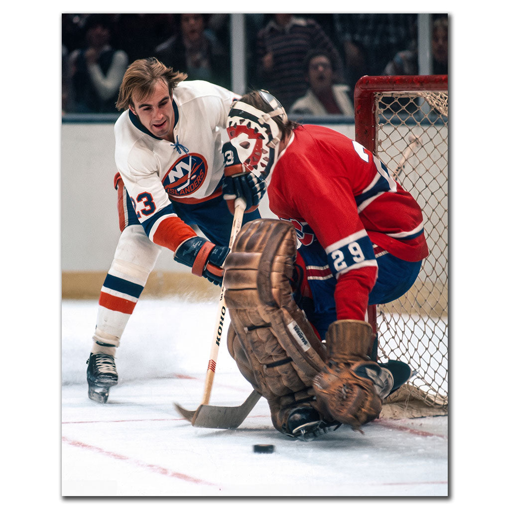 Bob Nystrom battling for the puck near the Montreal Canadiens net