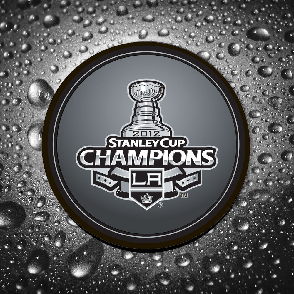 Darryl Sutter précommande une rondelle autographiée des champions de la Coupe Stanley 2012 des Kings de Los Angeles